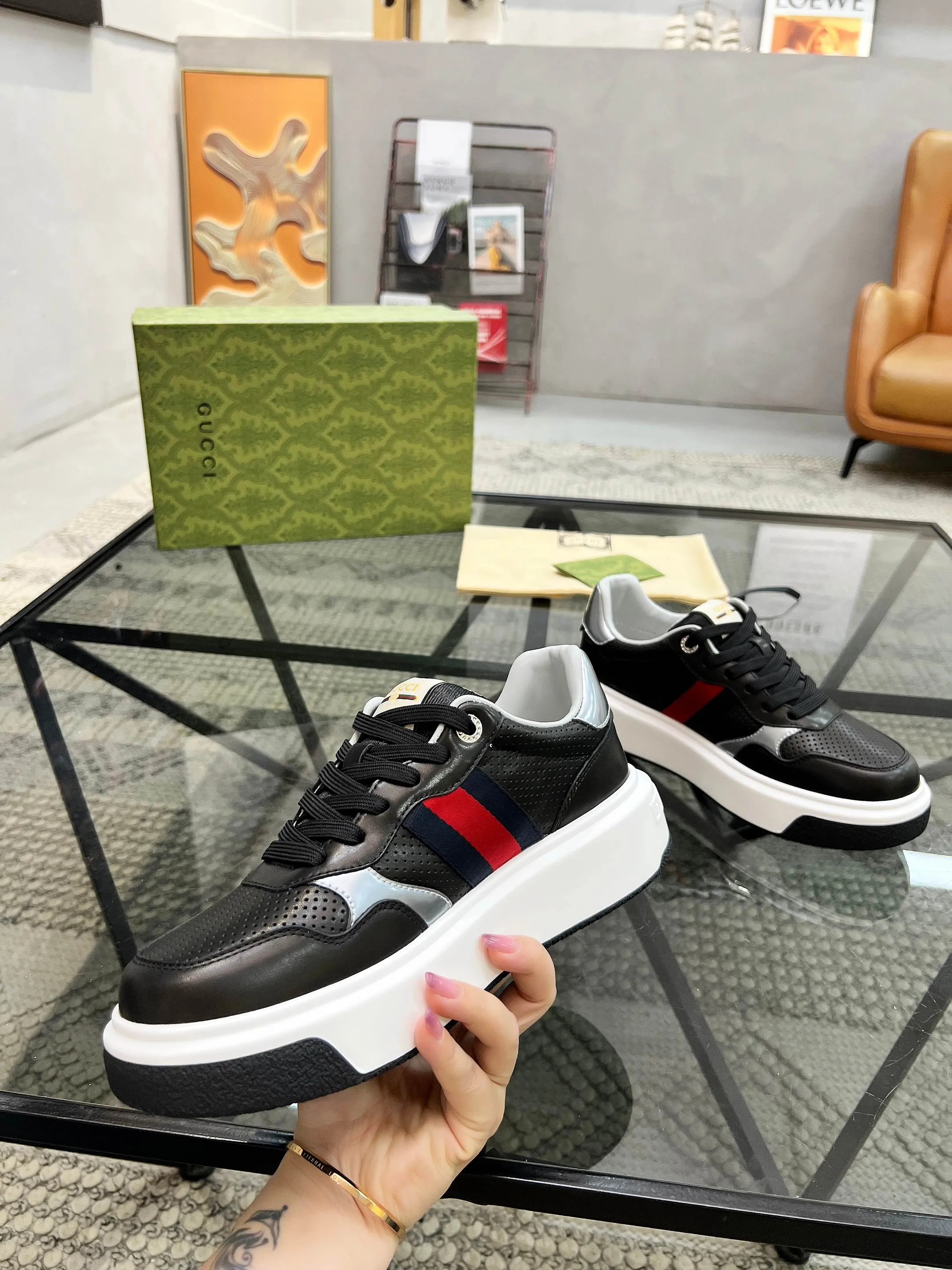P460 new men's shoes GUCCI [Lightning] latest shoes are shipped. Original quality, fashionable, special materials, sheepskin lining, new packaging. The foot feels super comfortable and the workmanship is impeccable. Size: 38-45